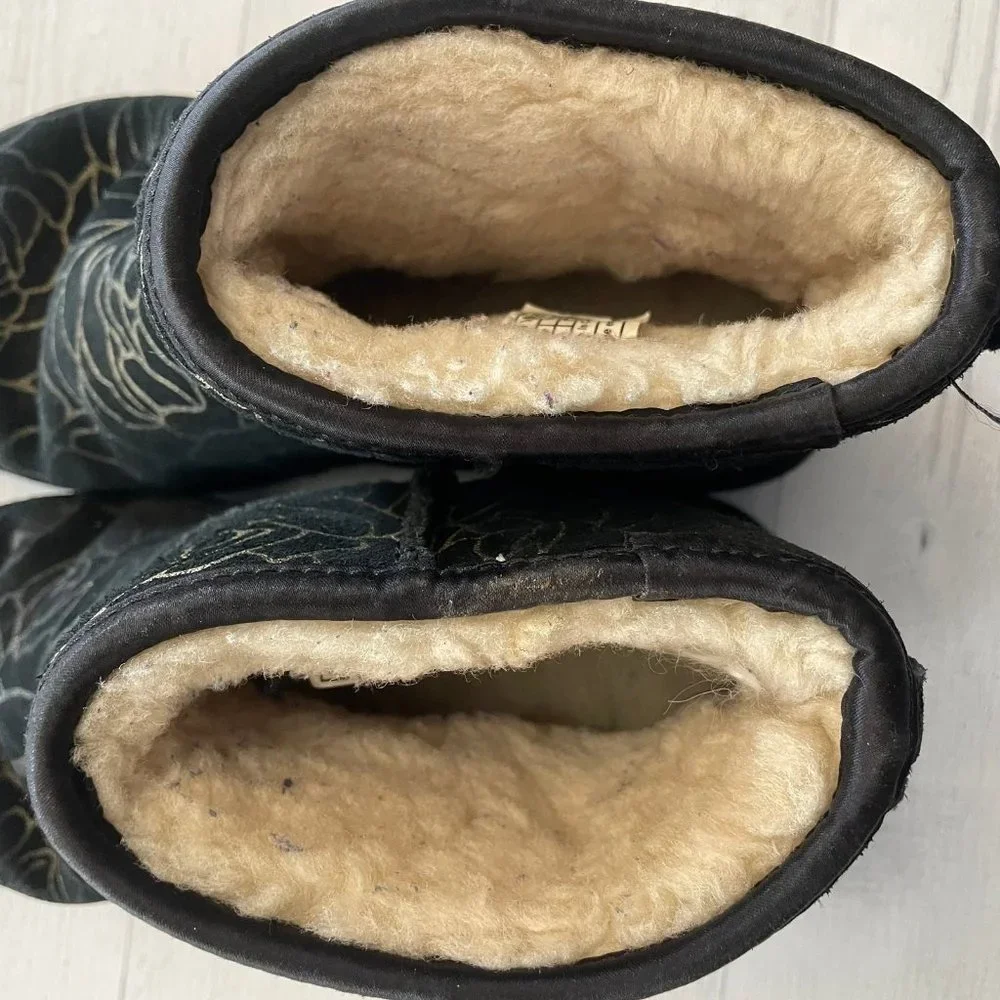 Ugg boots black with gold roses‎ size 5